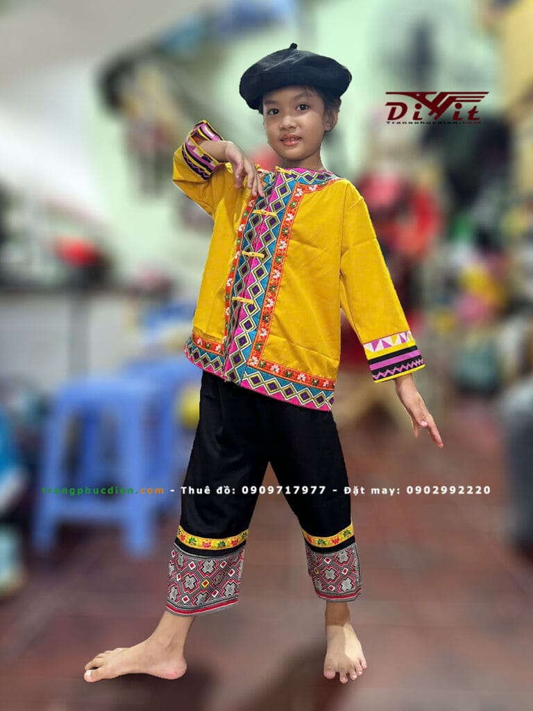 Trang phục dân tộc bé trai vàng