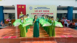 Yếm váy xanh lá