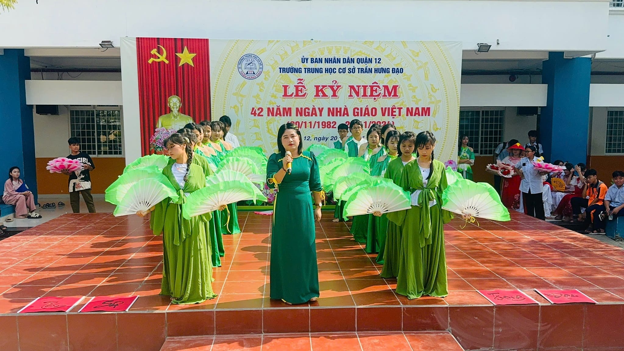 Yếm váy xanh lá