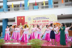 Yếm váy múa đương đại
