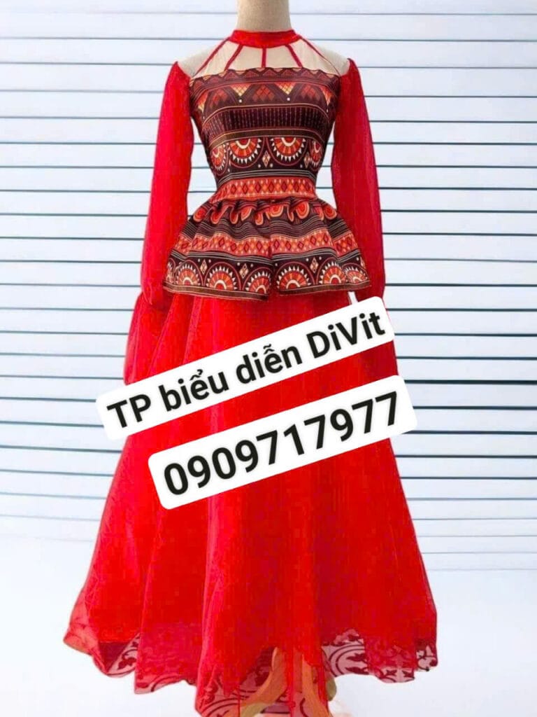 Yếm váy đỏ họa tiết