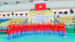 Áo dài đỏ sao vàng tà sóng biển