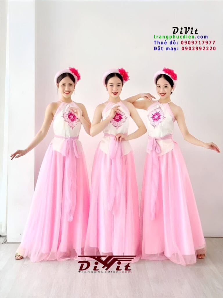 Yếm trắng hồng múa văn nghệ