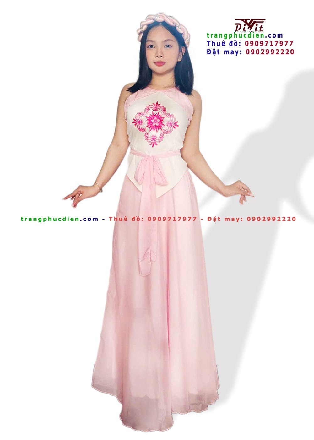 Yếm trắng hồng múa văn nghệ