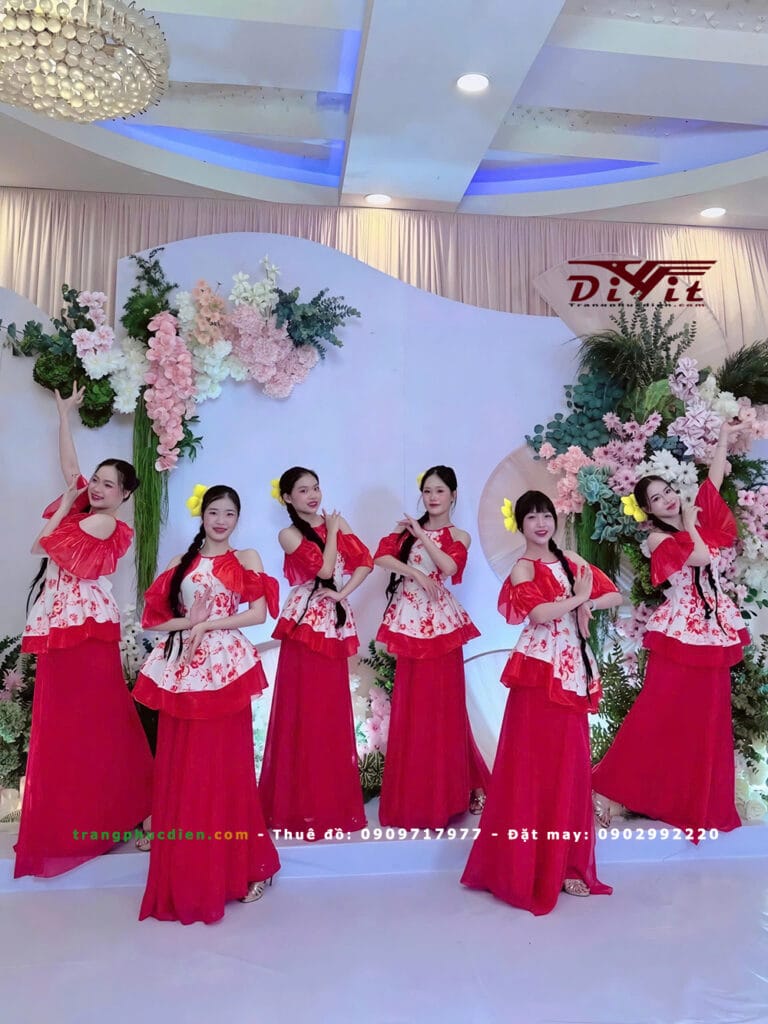 Nhóm biểu diễn áo dài trắng phối quần đỏ trên sân khấu